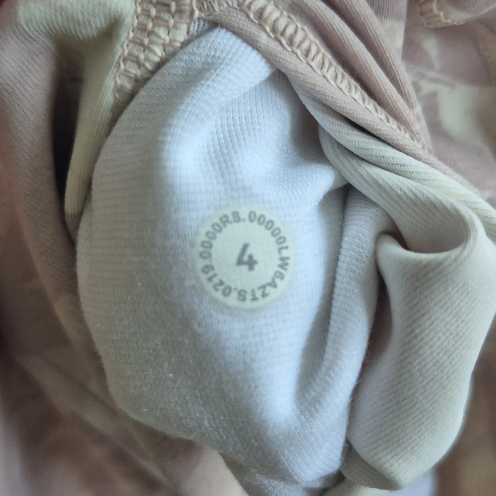 Lululemon Wunder Under Crop (High Rise 21") In Shadow Leaf Light Ivory Size 4 - Picture 6 of 6